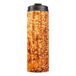 Orangefarbene Regentropfen auf Glas, abstrakter Hi Thermosbecher