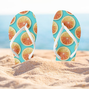 Orangefarbene Scheiben auf blau Flip Flops