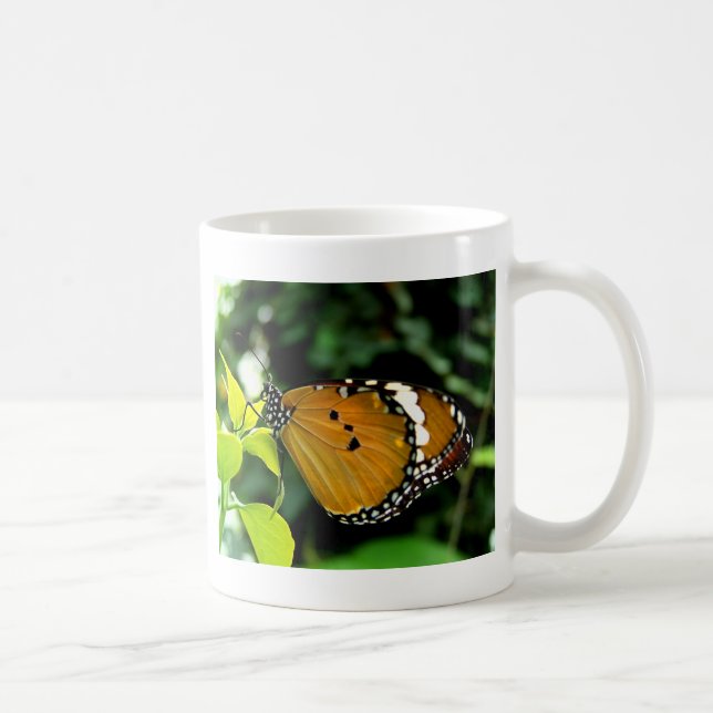 Orangefarbene, schwarze und weiße Schmetterlinge a Kaffeetasse (Rechts)