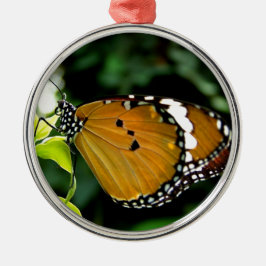 Orangefarbene, schwarze und weiße Schmetterlinge a Ornament Aus Metall
