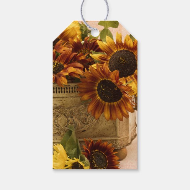Orangefarbene Sonnenblumen im Körbchen Geschenkanhänger (Vorderseite)