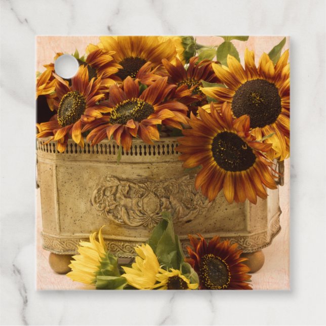 Orangefarbene Sonnenblumen im Körbchen Geschenkanhänger (Vorderseite)