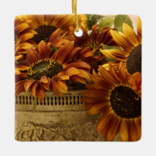 Orangefarbene Sonnenblumen im Körbchen Keramikornament