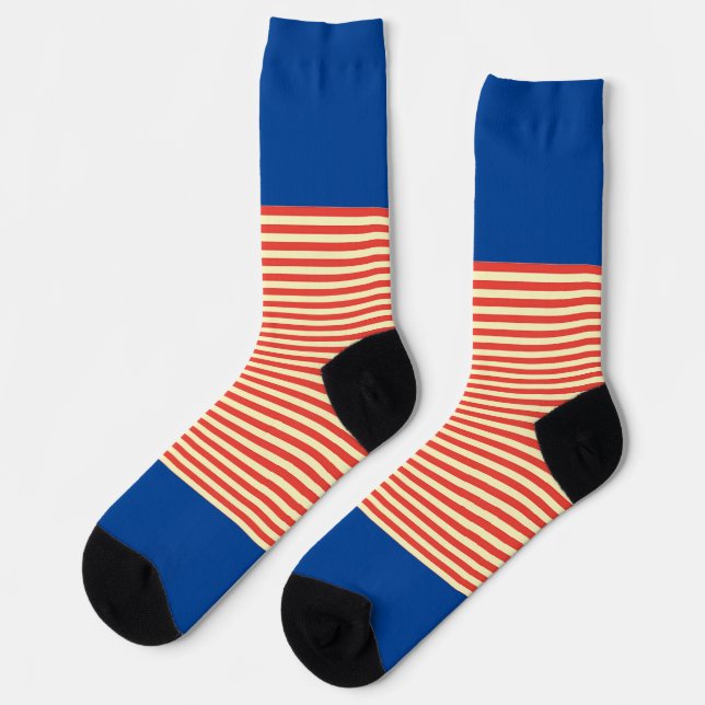 Orangefarbene Streifen auf blau Socken (Linkes Detail)