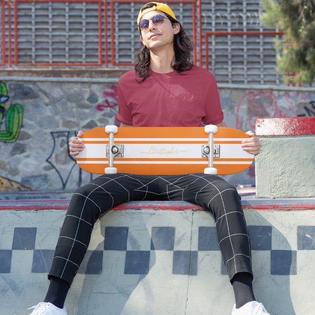 Orangefarbene Streifen Gold Monogramm Skateboard (Classic Orange White Racing Stripes Gold Monogram Skateboard)