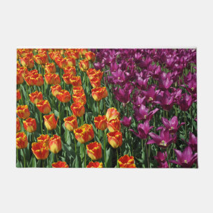 Orangefarbene und lila Tulpen Schönheit     Fußmatte