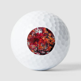 Orangefarbene und rote Blätter Golfball