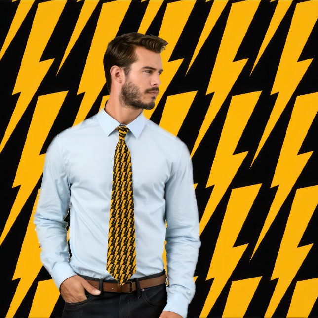 Orangefarbene und schwarze Blitze Krawatte (Man wears a necktie with orange lightning bolts  pattern on black. 
)