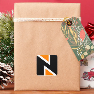 Orangefarbene und schwarze Buchstaben-N-Aufkleber Quadratischer Aufkleber