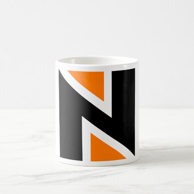 Orangefarbene und schwarze Buchstaben n Tasse (Von Creator hochgeladen)