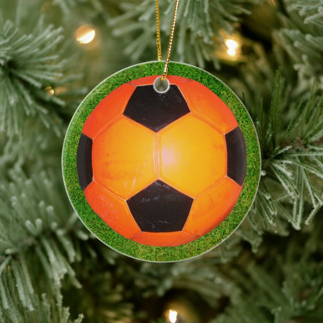 Orangefarbene und schwarze Fußball-Ball Keramik Ornament (Baum)