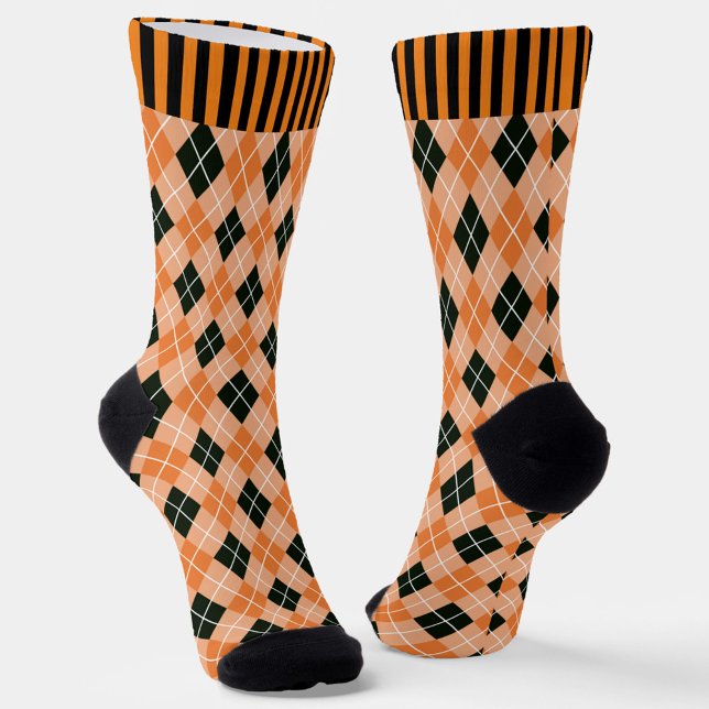 Orangefarbene und schwarze Raute mit Streifen Crew Socken (Von Creator hochgeladen)