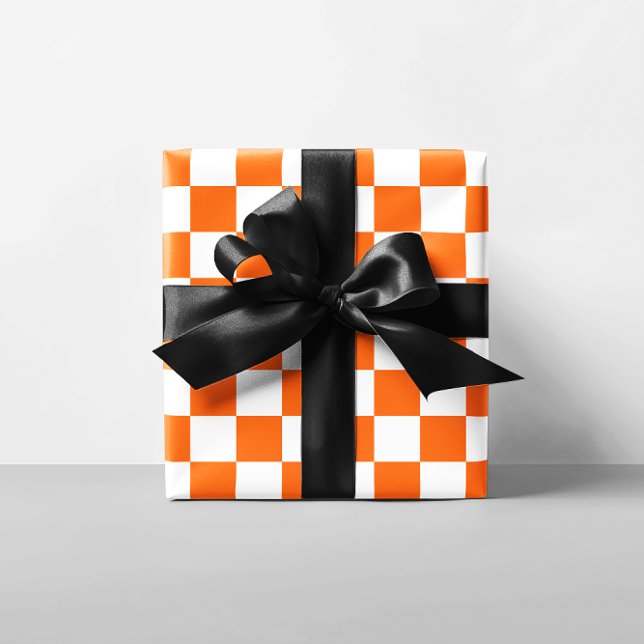 Orangefarbene und weiße karierte Quadrate Geschenkpapier (Orange and White Checkered Squares Wrapping Paper)