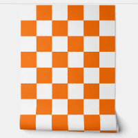 Orangefarbene Wanddekoration mit weißem karierten 