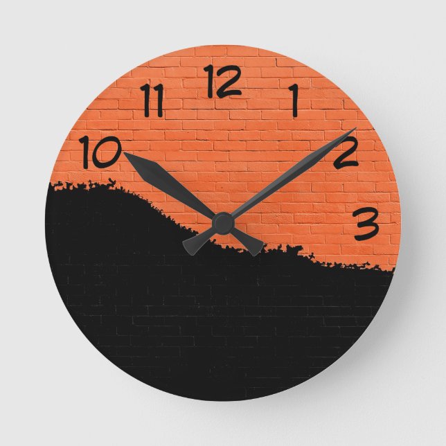 Orangefarbene Ziegelwand mit schwarzer Peelfarbe Runde Wanduhr (Vorderseite)