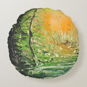Orangefarbener Himmel durch den grünen Wald. Rundes Kissen