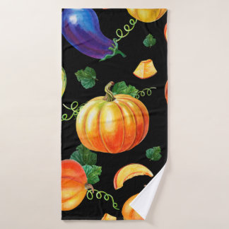 Orangefarbener Kürbis, gestreifter Zucchini, blaue Badehandtuch