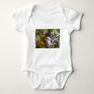 Orangefarbener Schmetterling auf wilder Hyazinthe  Baby Strampler