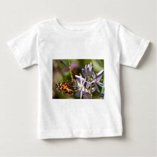 Orangefarbener Schmetterling auf wilder Hyazinthe Baby T-shirt