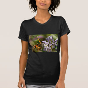 Orangefarbener Schmetterling auf wilder Hyazinthe T-Shirt