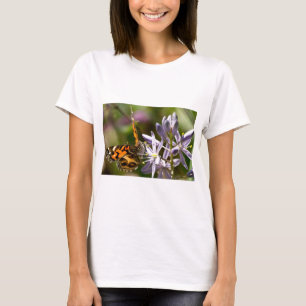 Orangefarbener Schmetterling auf wilder Hyazinthe T-Shirt