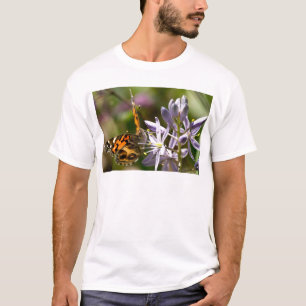 Orangefarbener Schmetterling auf wilder Hyazinthe T-Shirt