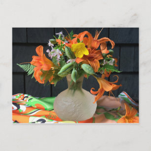 Orangefarbener Seidenschal florales Stillleben Postkarte