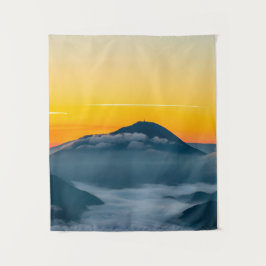 Orangefarbener Sonnenaufgang oberhalb von Uršlja g Wandteppich