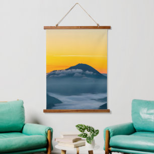 Orangefarbener Sonnenaufgang oberhalb von Uršlja g Wandteppich Mit Holzrahmen