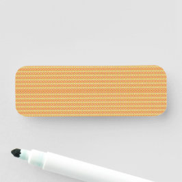 orangefarbener und gelber Hintergrund mit kleinen Namensschild