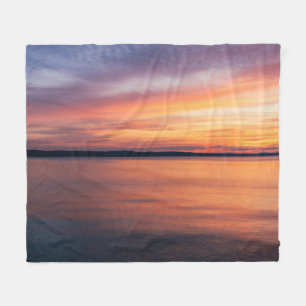Orangefarbener und Lila Abend Sonnenuntergang über Fleecedecke