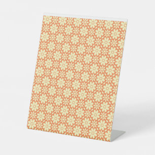 orangefarbener weißer Hintergrund mit Muster Sockelschild