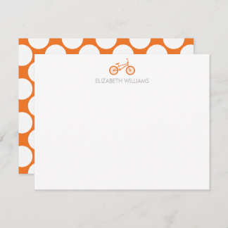 Orangefarbenes Fahrrad und Mitteilungskarten mit g