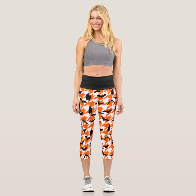 Orangefarbenes Hahnentrittmuster zwischen schwarze Capri Leggings (Vorderseite)