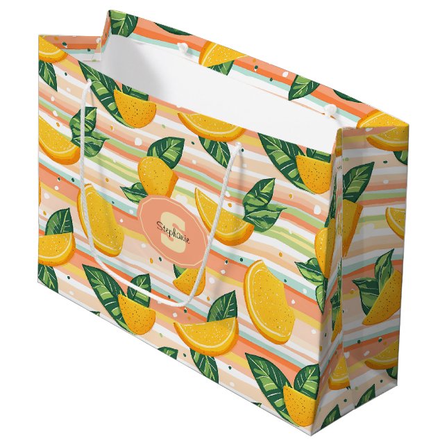 Orangefarbenes Muster mit grünen Blätter auf Paste Große Geschenktüte (Vorderseite Schrägansicht)