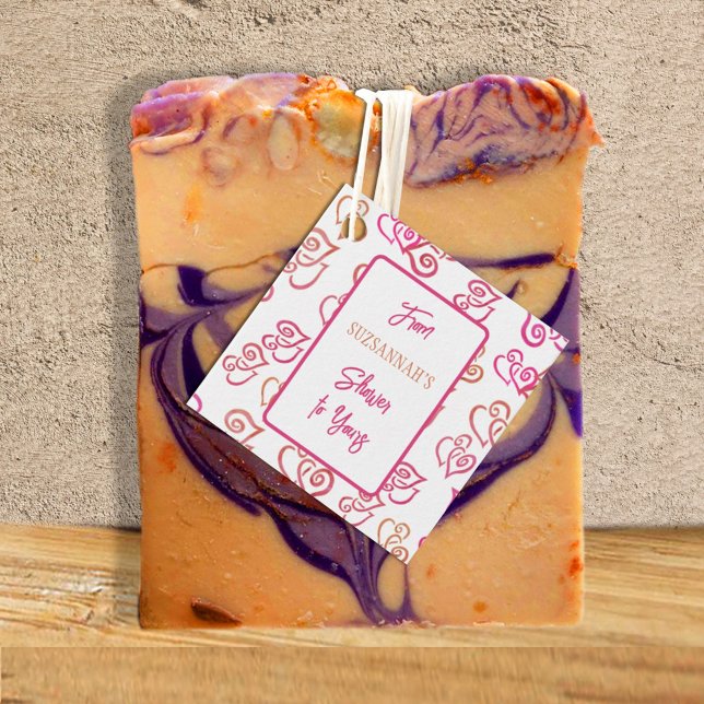 Orangefarbenes rosa Herzmuster über weißes Party Geschenkanhänger (A cute linked heart pattern for bridal shower square favor gift tags especially for soap.)