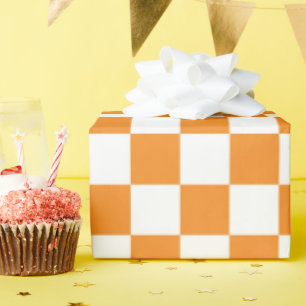 Orangefarbenes Schachbrettmuster für den weißen Ka Geschenkpapier