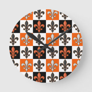 Orangefarbenes Schwarz-weißes Fleur-de-lis-Design Runde Wanduhr