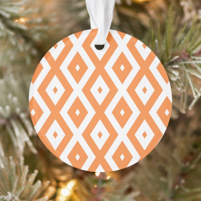 Orangefarbenes und weißes Diamantmuster Ornament (Baum)