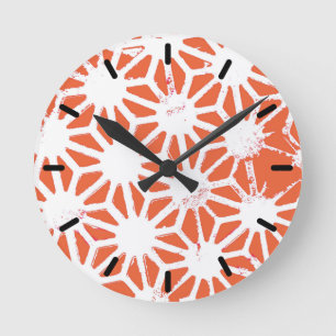 Orangefarbenes und weißes geometrisches Muster Runde Wanduhr