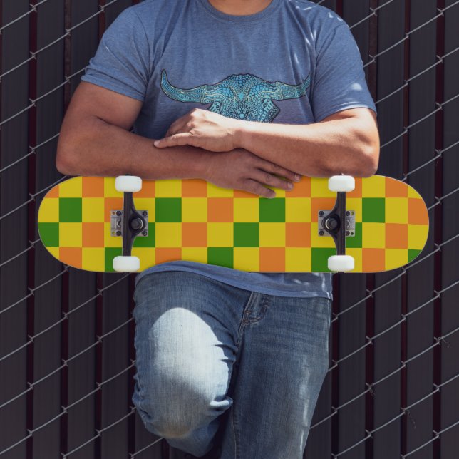 Orangegelbe grün karierte Musterdesign  Skateboard (Außenbereich 3)