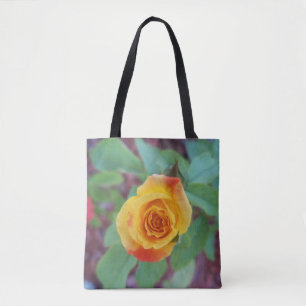 Orangelbe Rose mit Morgentau auf einem Totenbeutel