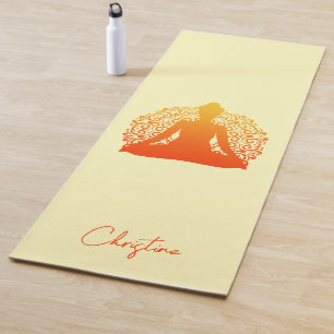 Orangelbe Yoga-Pose mit Individuelle Name Yogamatte