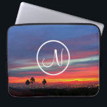 Orangenblauer Sonnenuntergang Foto kundenspezifisc Laptopschutzhülle<br><div class="desc">Geben Sie den Monogramm-Brief Ihrer Wahl ein und enden Sie jeden Tag, wenn Sie diese inspirierende Fotografie neopren Laptop-Ärmel mit einem atemberaubenden Sonnenuntergang aus leuchtenden Rot, Orangen und tiefer Blues. Dieser Laptop-Ärmel ist in drei Größen erhältlich: 15 Zoll, 13 Zoll und 10 Zoll. Ein tolles Geschenk für einen besonderen Freund!...</div>