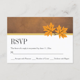 Orangene Ahornblätter auf braunem Papier RSVP Hoch Karte