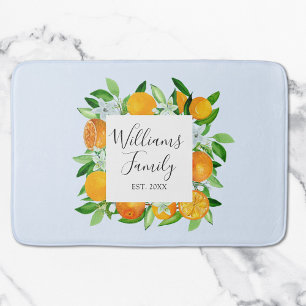 Orangene Früchte und Blumen Sommerliche Blumengest Badematte