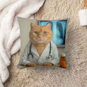 Orangene Katze mit Arzt-Laborkittel Kissen
