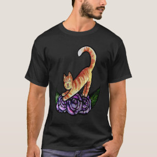 Orangene Katze streckt lila Rosen im Garten T-Shirt
