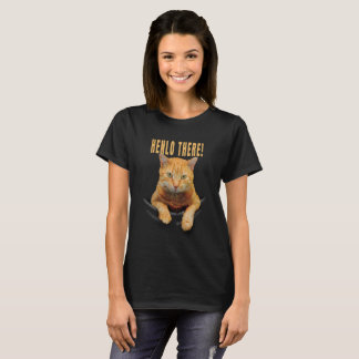Orangene Tabby-Katze, die aus einer Tasche lugt T-Shirt