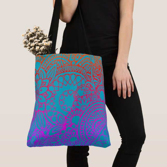 Orangene violette Blumen und blauer Hintergrund (Von Nahem)